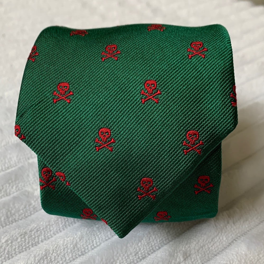 Vineyard Vines Men's 100% Silk Green Tie with Red Skull Pattern